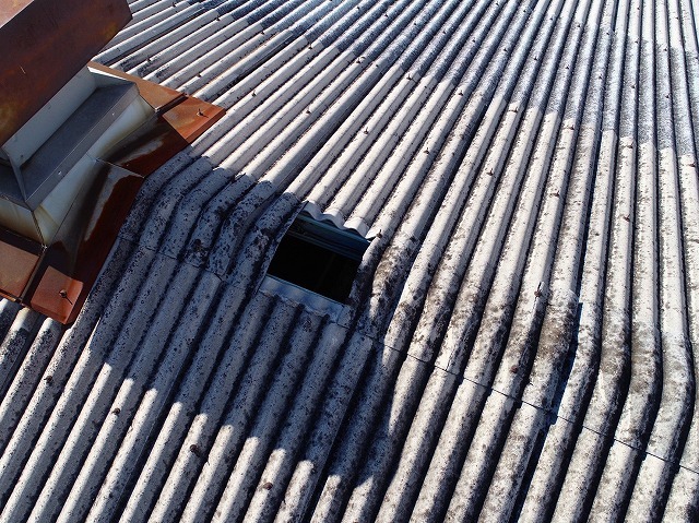 稲美町で棟が飛散した工場のスレート屋根